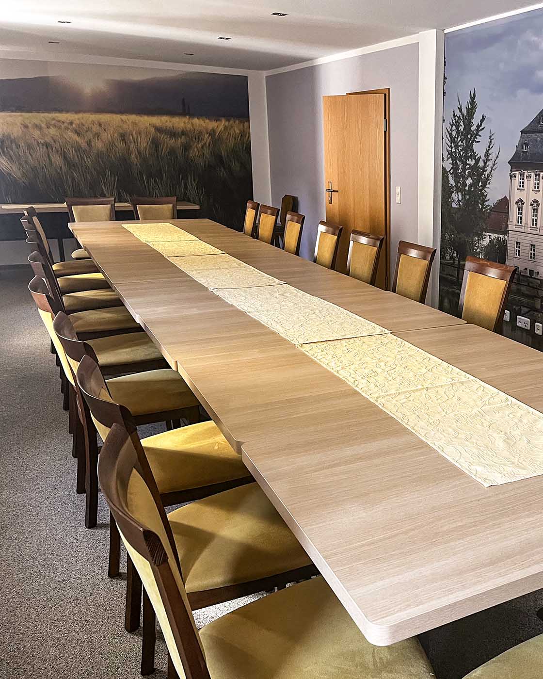 Tagungsraum im Brauereigasthof Werneck mit einem langen Tisch und vielen Stühlen.